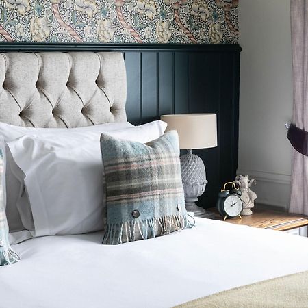 The Fleece At Сайърънсестър Екстериор снимка A bedroom at The Old Bank Hotel