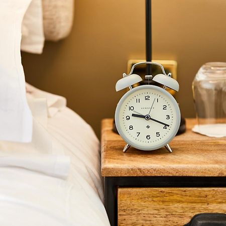The Fleece At Сайърънсестър Екстериор снимка Alarm clock