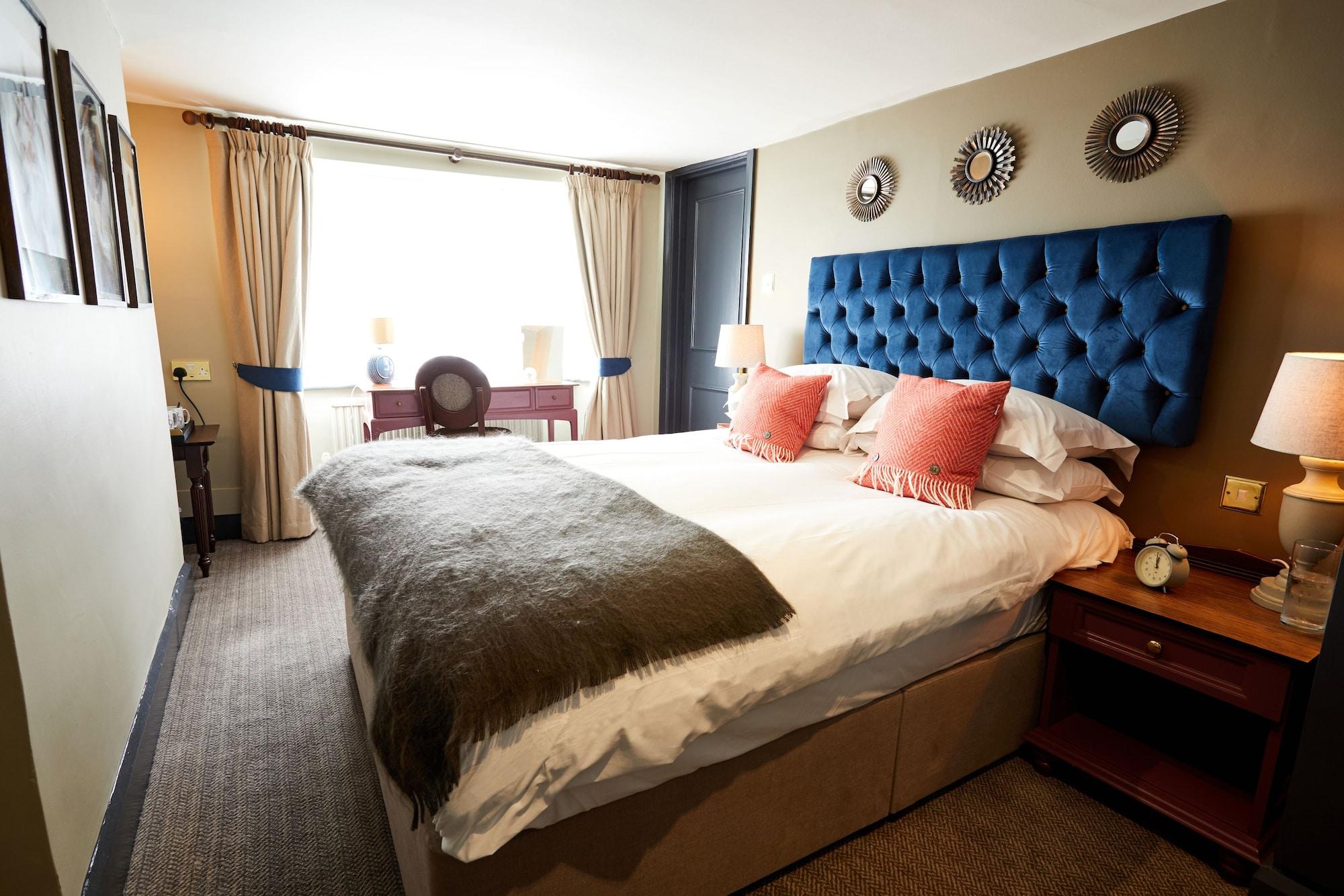 The Fleece At Сайърънсестър Екстериор снимка A bedroom at the hotel