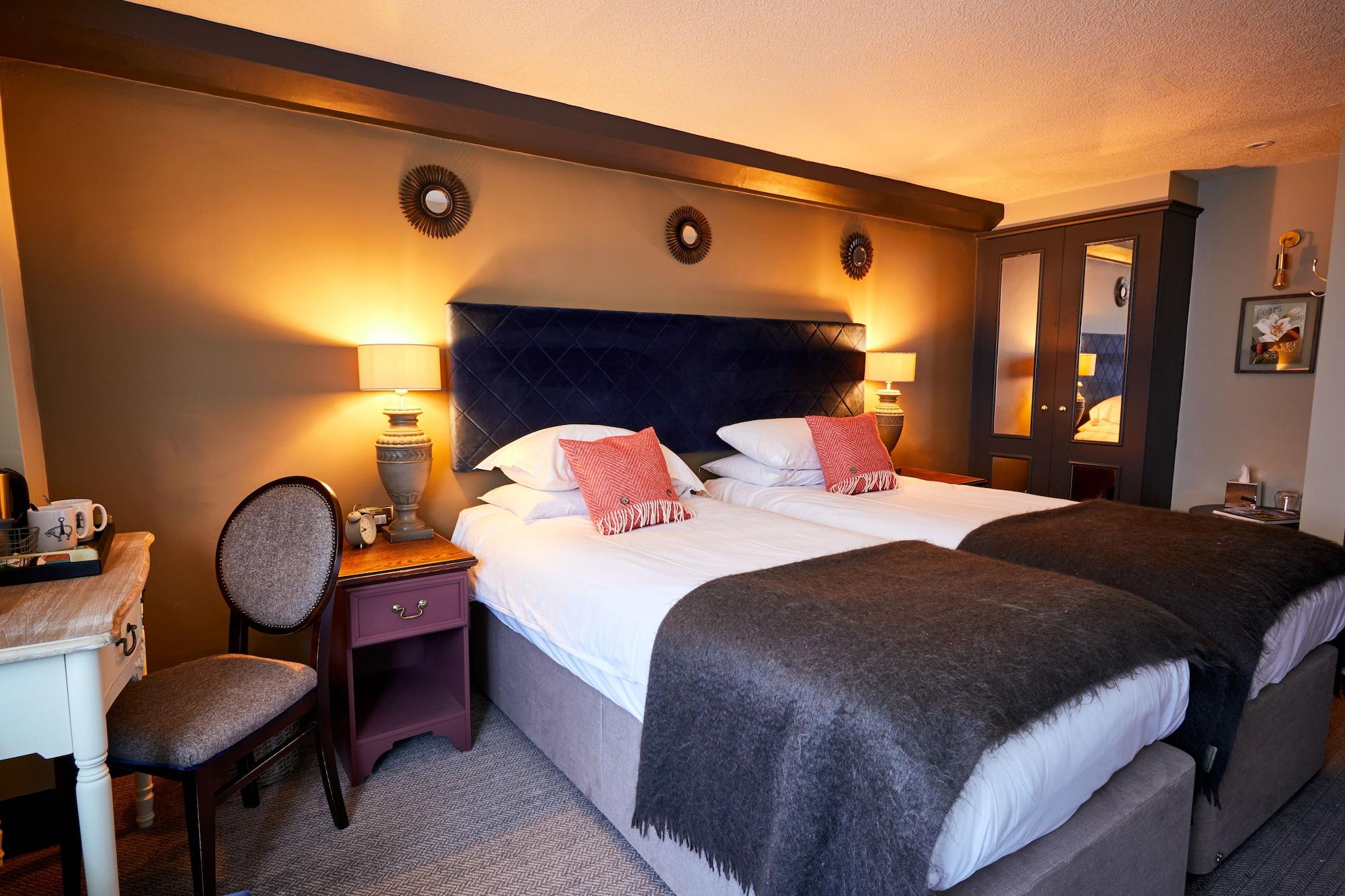 The Fleece At Сайърънсестър Екстериор снимка A bedroom at The Swan Hotel