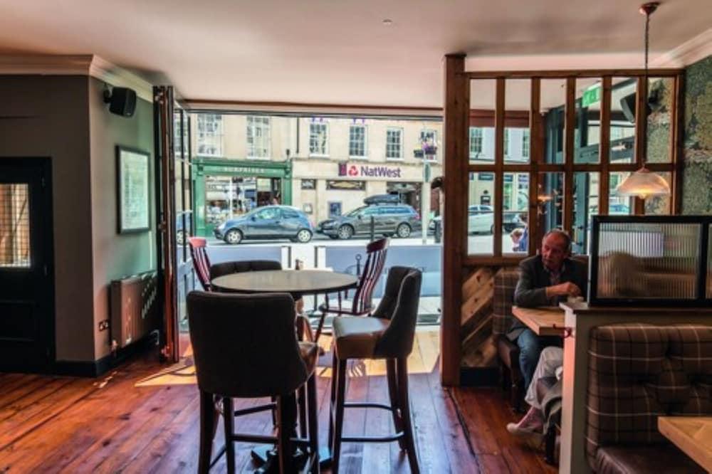 The Fleece At Сайърънсестър Екстериор снимка Interior of the restaurant