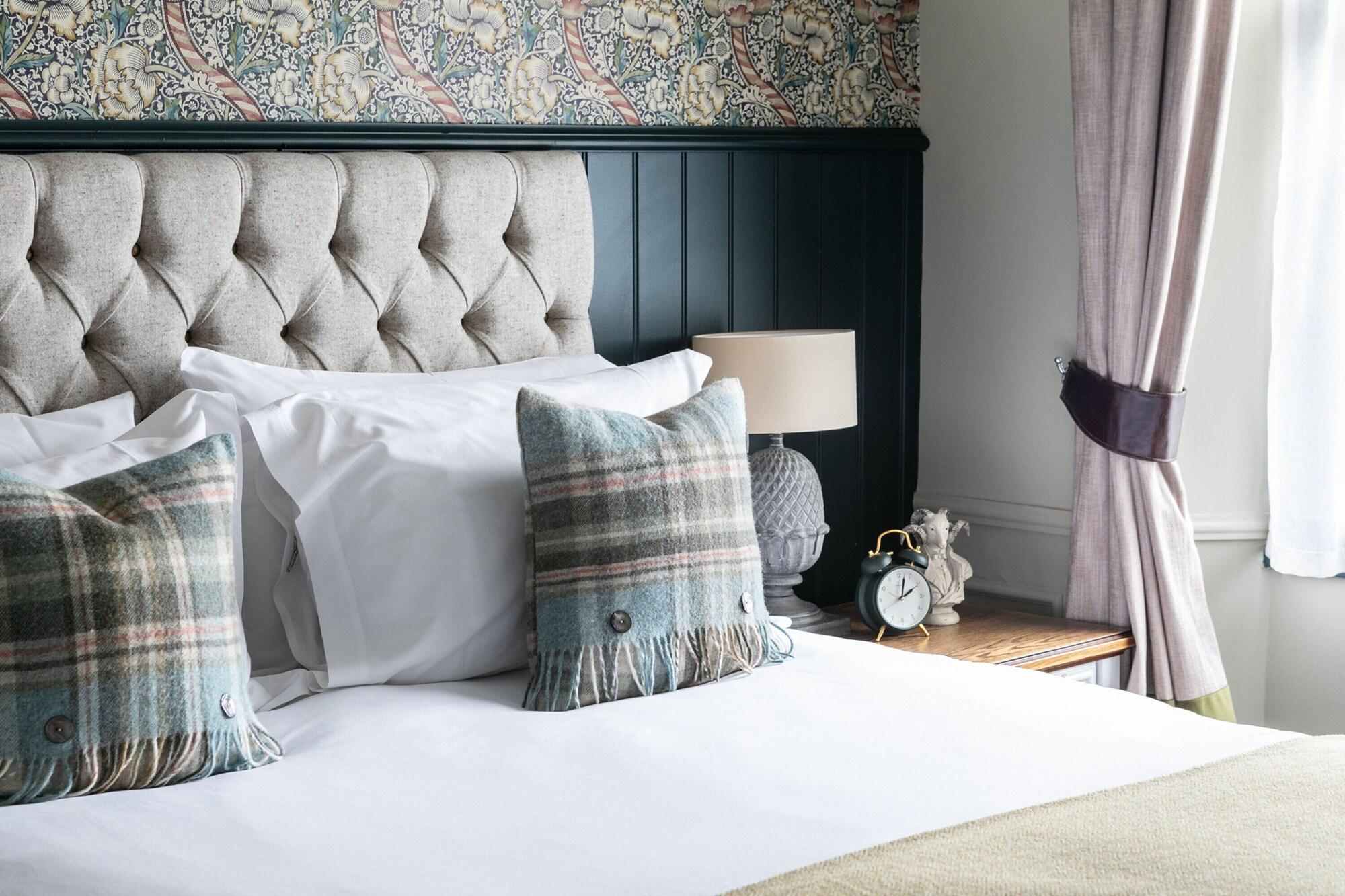 The Fleece At Сайърънсестър Екстериор снимка A bedroom at The Old Bank Hotel