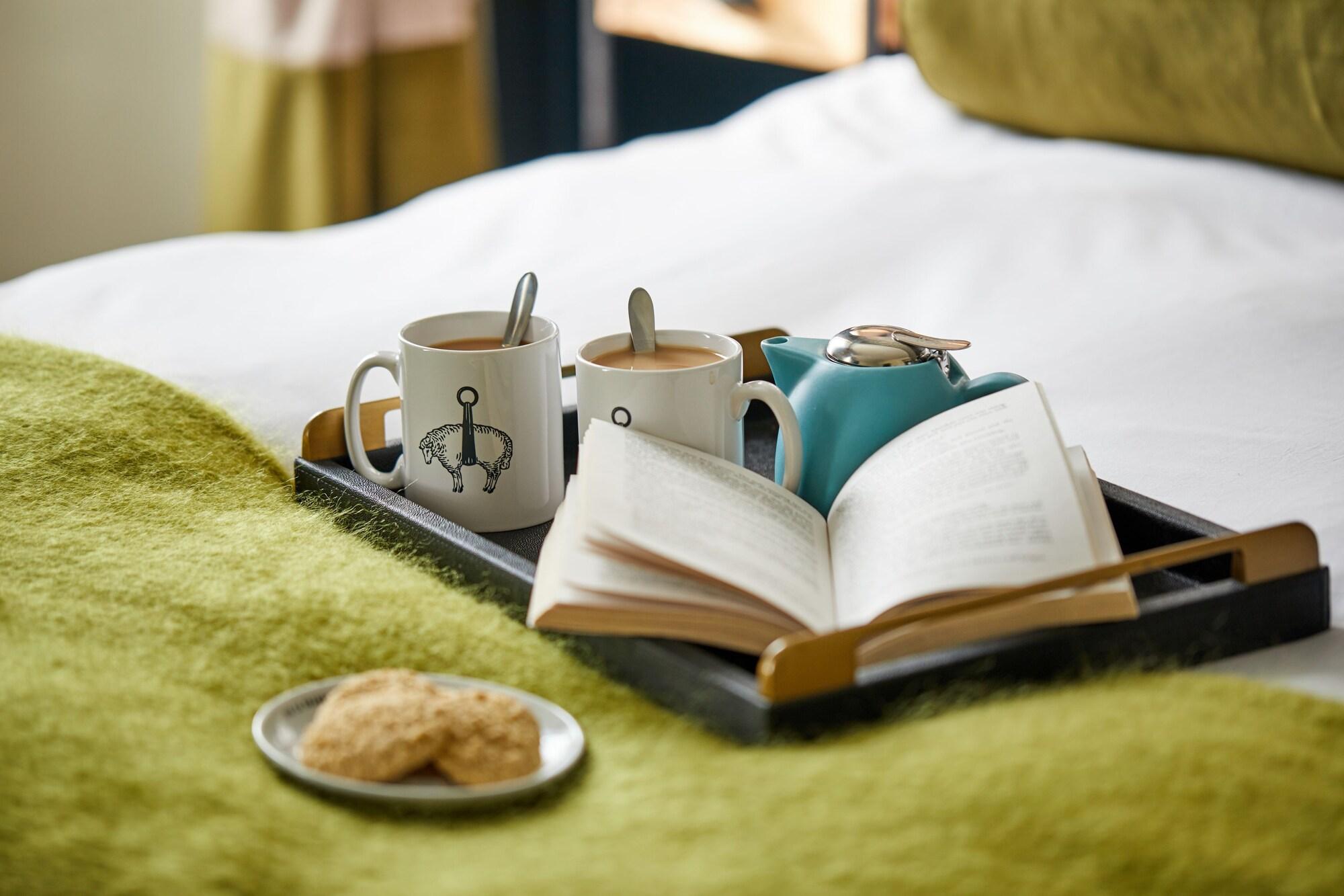 The Fleece At Сайърънсестър Екстериор снимка A room at the hotel