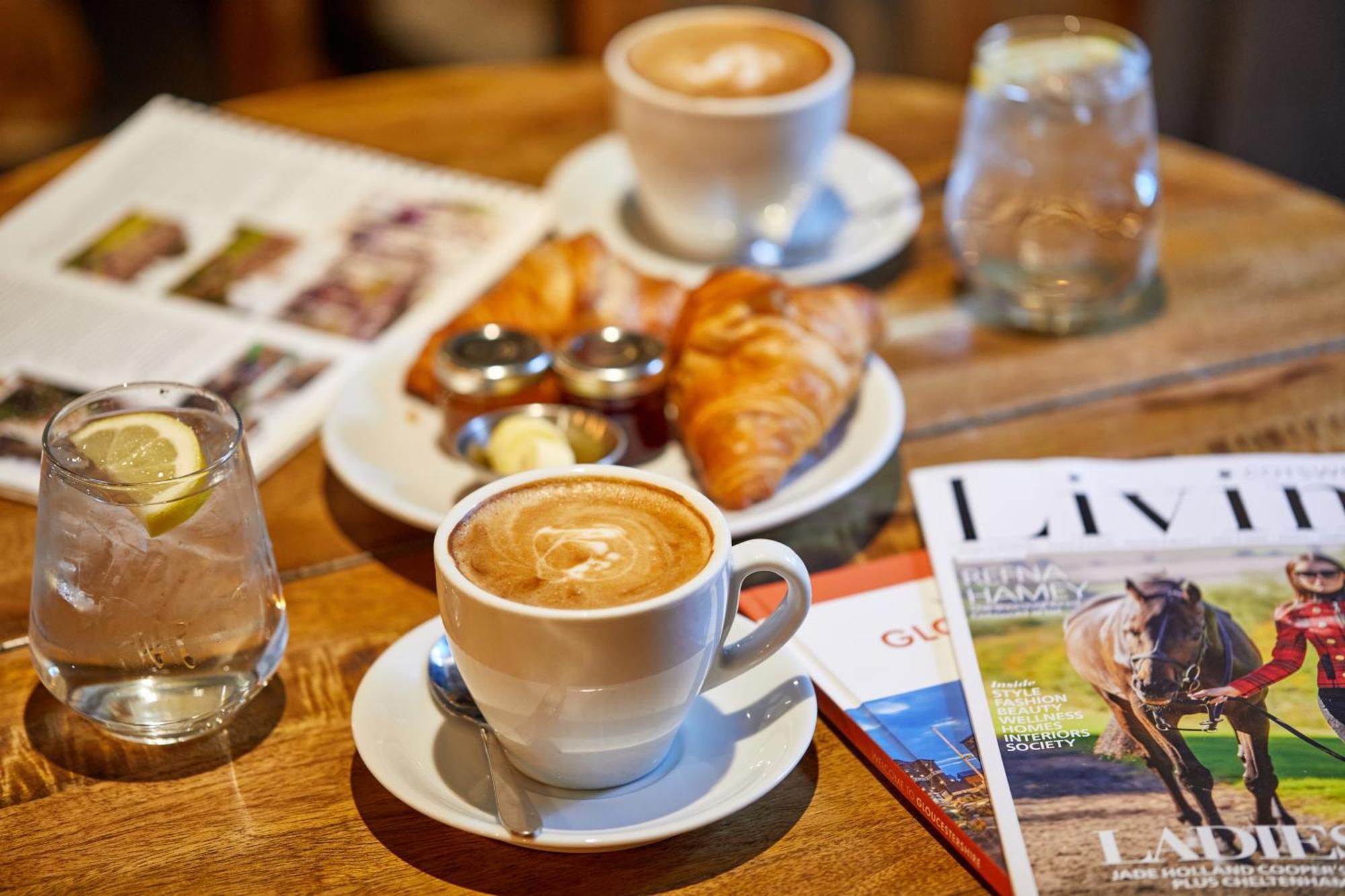 The Fleece At Сайърънсестър Екстериор снимка A cappuccino