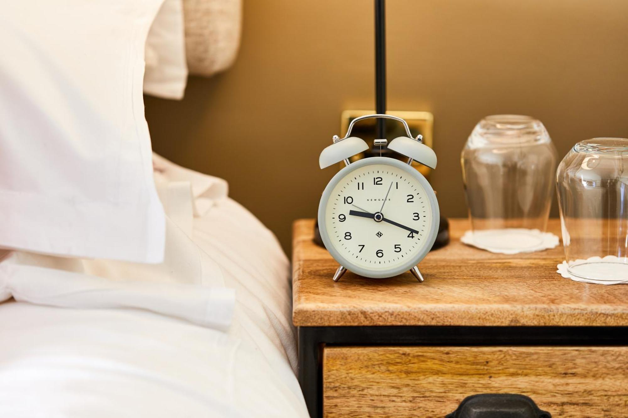 The Fleece At Сайърънсестър Екстериор снимка Alarm clock