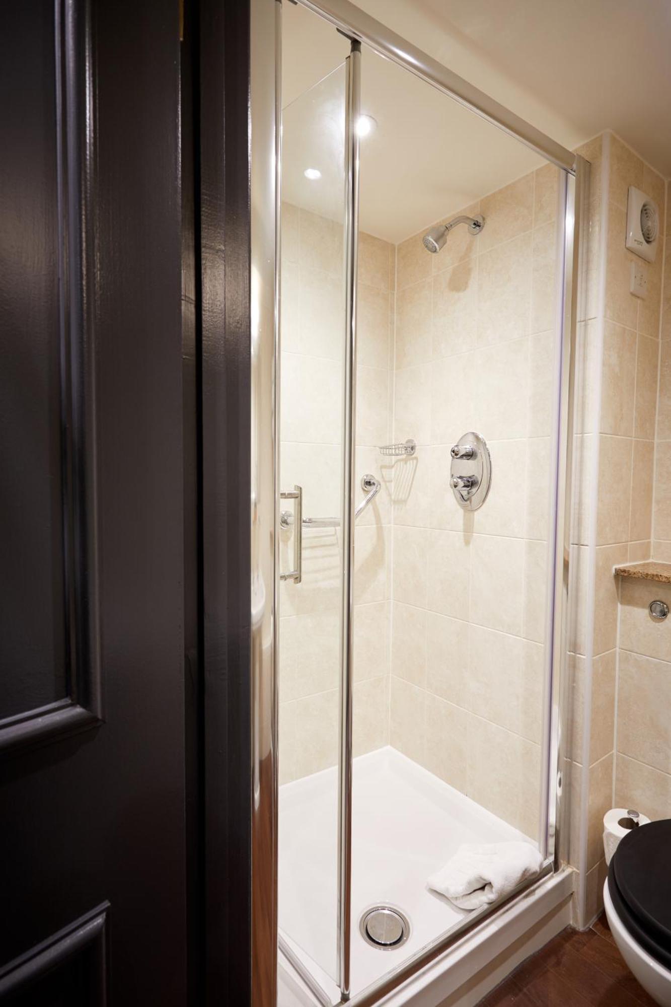 The Fleece At Сайърънсестър Екстериор снимка A shower enclosure
