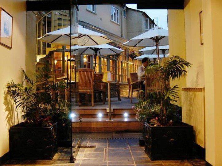 The Fleece At Сайърънсестър Ресторант снимка The entrance to the restaurant