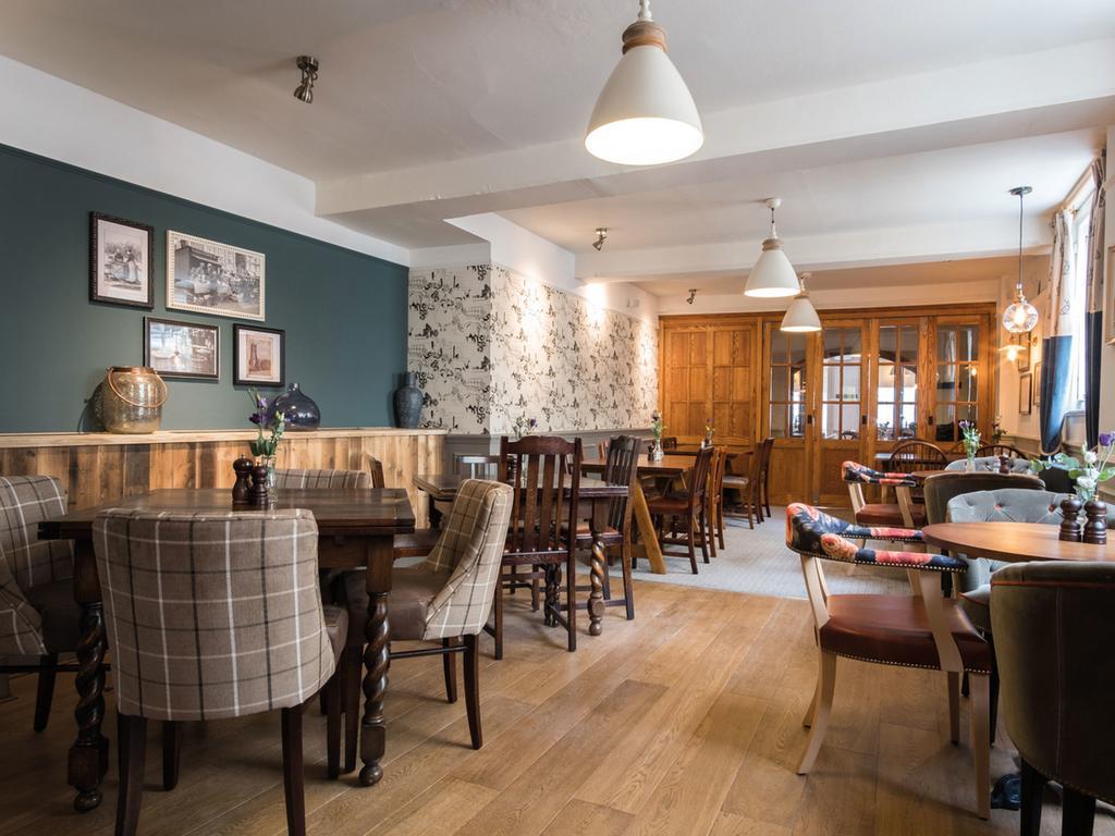 The Fleece At Сайърънсестър Екстериор снимка The interior of the pub