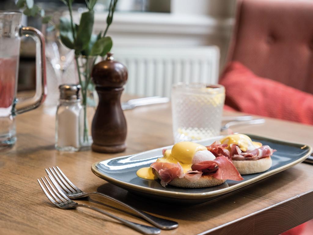 The Fleece At Сайърънсестър Екстериор снимка Eggs Benedict