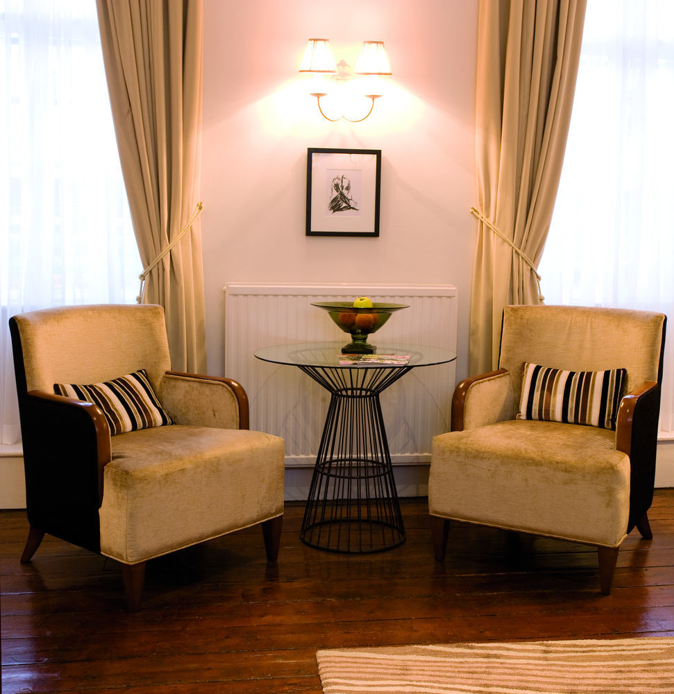 The Fleece At Сайърънсестър Екстериор снимка A pair of club chairs