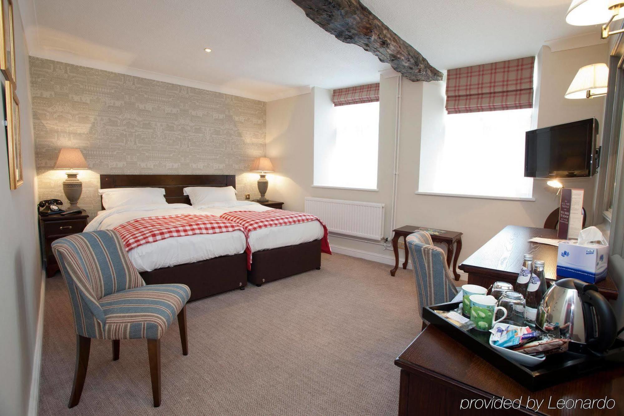 The Fleece At Сайърънсестър Екстериор снимка A room at the hotel