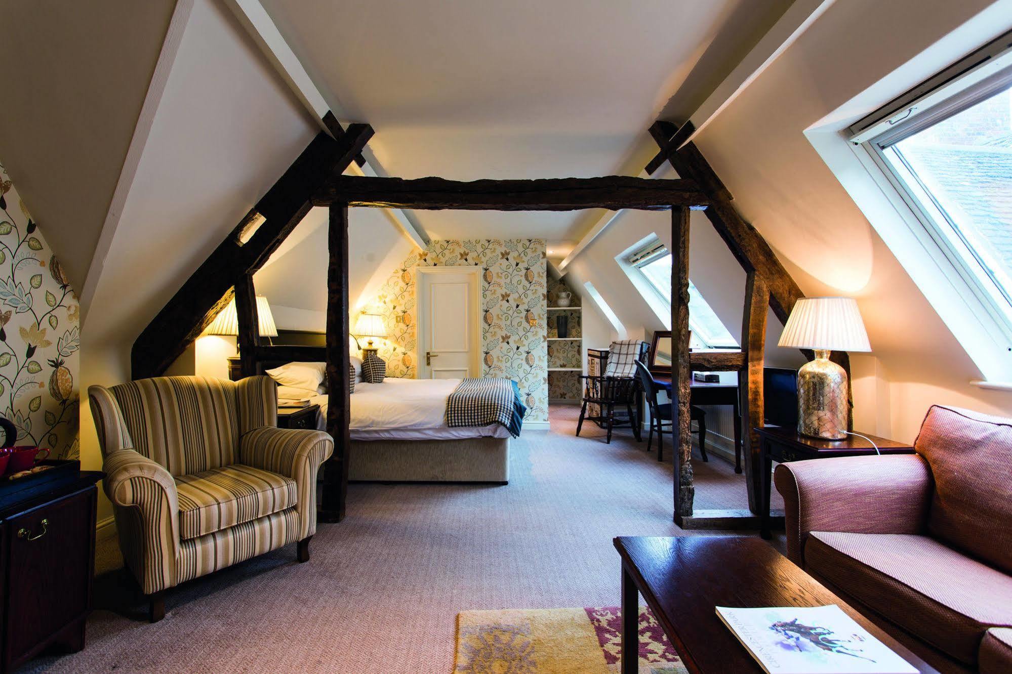 The Fleece At Сайърънсестър Екстериор снимка A suite at the hotel