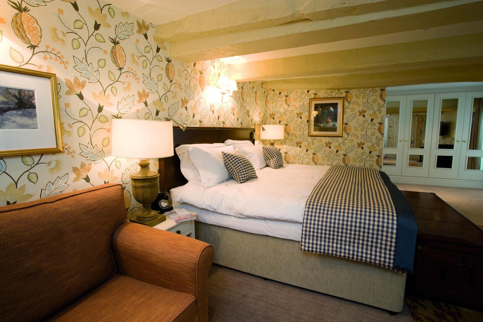 The Fleece At Сайърънсестър Екстериор снимка A bedroom at the hotel