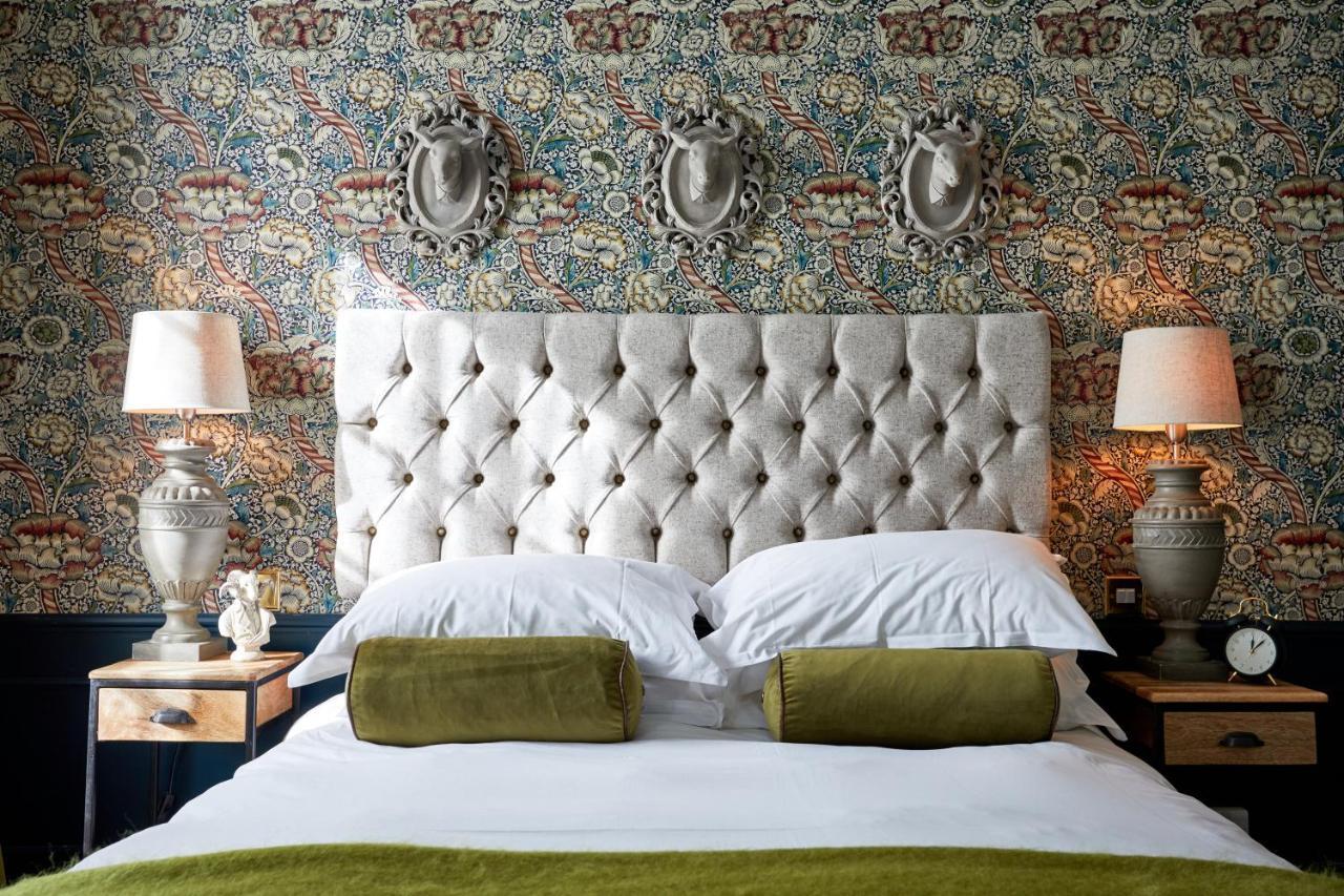 The Fleece At Сайърънсестър Екстериор снимка A bedroom at The Ivy Hotel