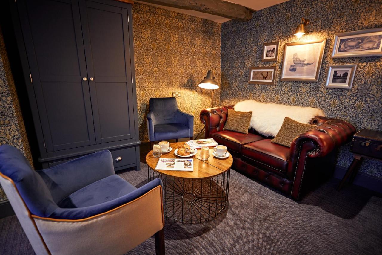 The Fleece At Сайърънсестър Екстериор снимка The lounge at the station