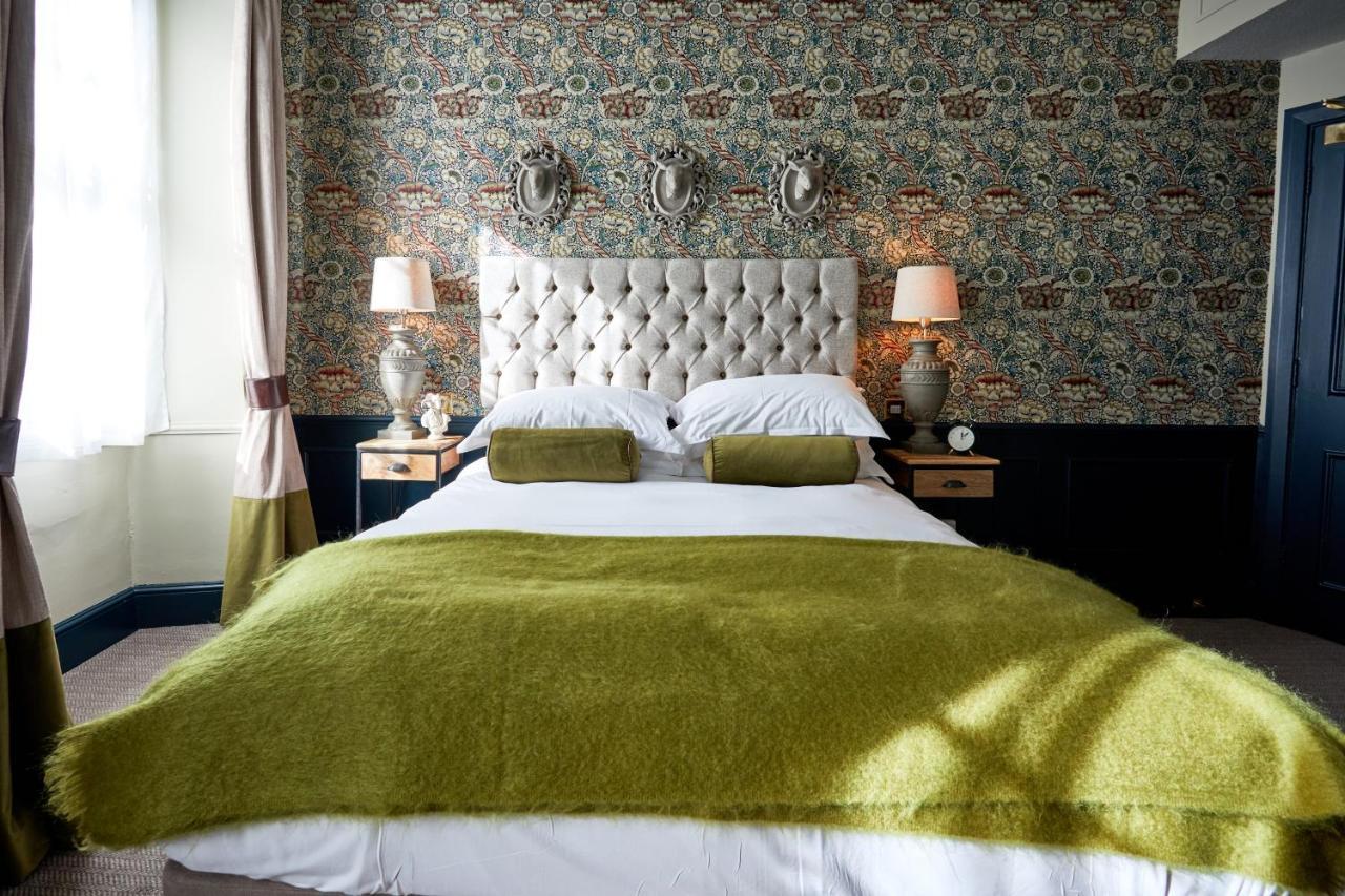 The Fleece At Сайърънсестър Екстериор снимка A bedroom at the hotel